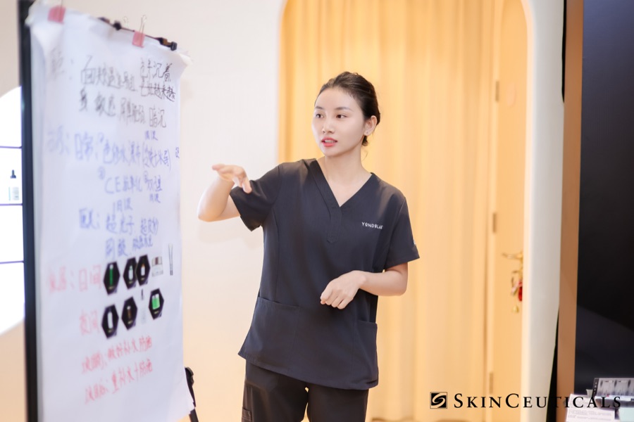 漾柏与修丽可研讨班学员合影